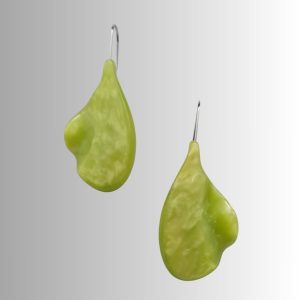 boucles d'oreilles pendantes galalithe ancienne couleur vert anis avec fils inox