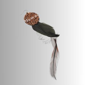 boucle d'oreille individuelle plume d'oie teintée vert et plume de coq, fil de cuivre crocheté et verre