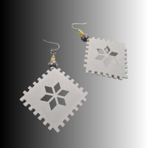 boucles d'oreilles blanches plastique, surcyclage jouets et perles