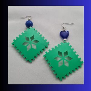 boucles d'oreilles vertes et bleues, surcyclage jouets plastique