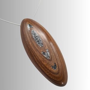 collier en bois d'orme et incrustations métal