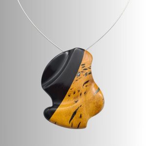 collier en ébène et berbéris ou épine vinette, métal incrusté