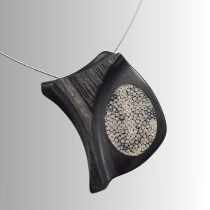 collier en ébène et galuchat