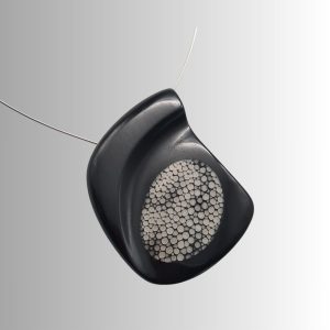 collier en ébène et galuchat