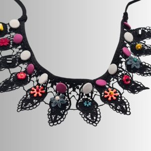 Collier ou parure de tête, textile ancien teinté noir boutons textiles et jouets colorés